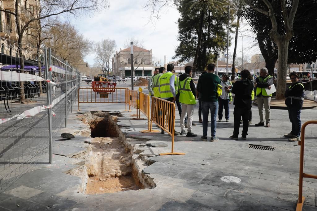 Las fotos del hallazgo de la muralla renacentista de Palma en la plaza de España