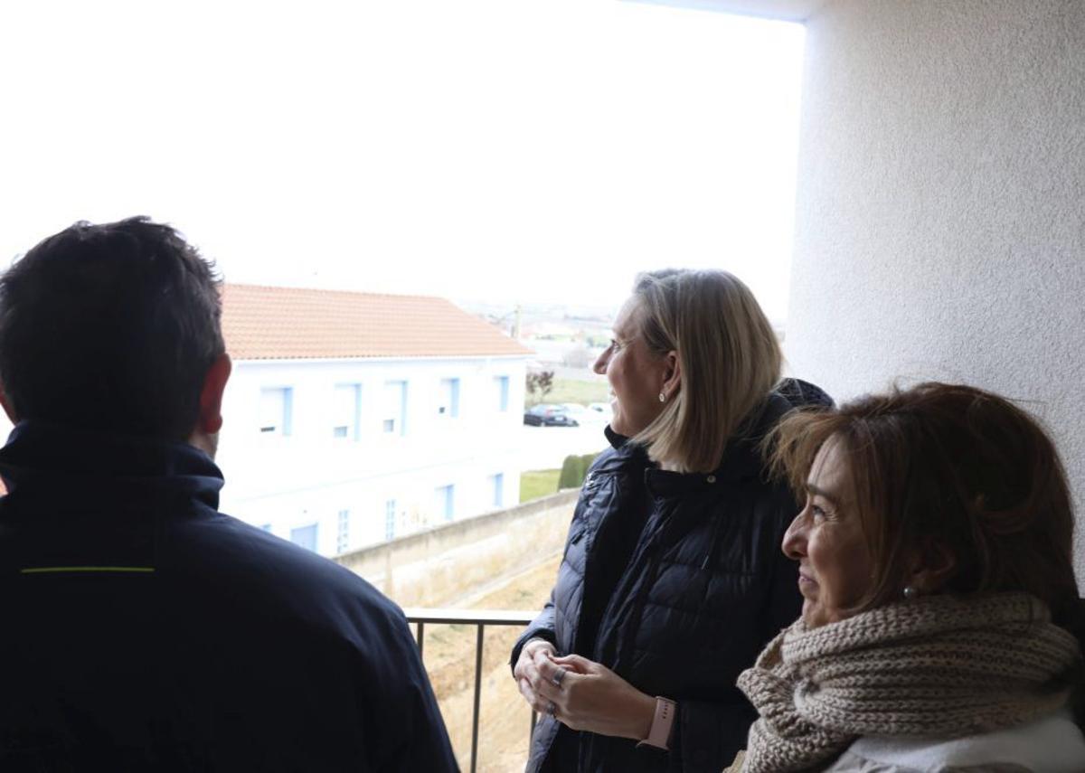 La vicepresidenta admira las vistas desde una de las habitaciones. | VÍCTOR GARRIDO