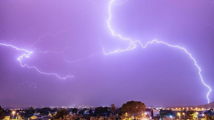 Descarga eléctrica en la noche del domingo sobre Elda en una imagen captada por Jordi L. Coy.