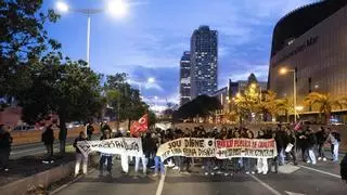 "Luchar también es educar": los profesores catalanes inician la jornada de huelga cortando carreteras