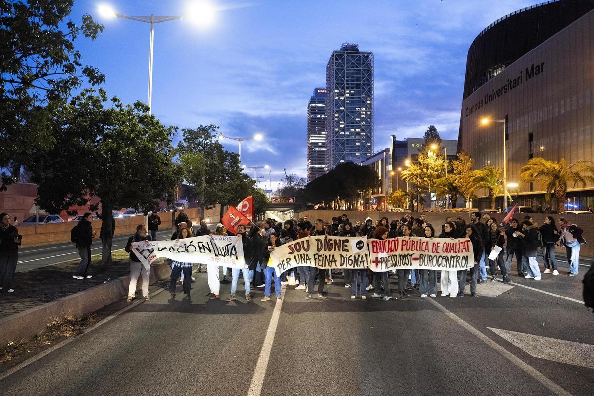 Los profesores cortan la ronda litoral en la jornada de huelga de docentes Los profesores cortan la ronda litoral en la jornada de huelga de docentes