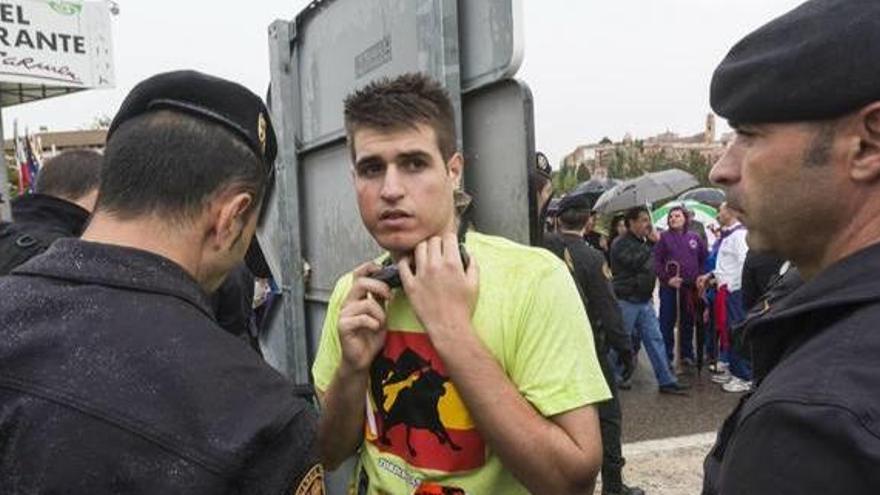 El joven se ató a una señal para protestar.