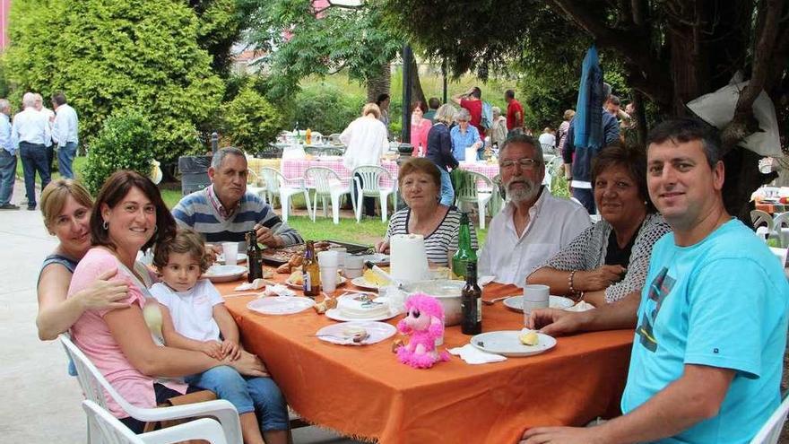 La familia Moreno Menéndez, ayer, en la comida popular de Santarúa.