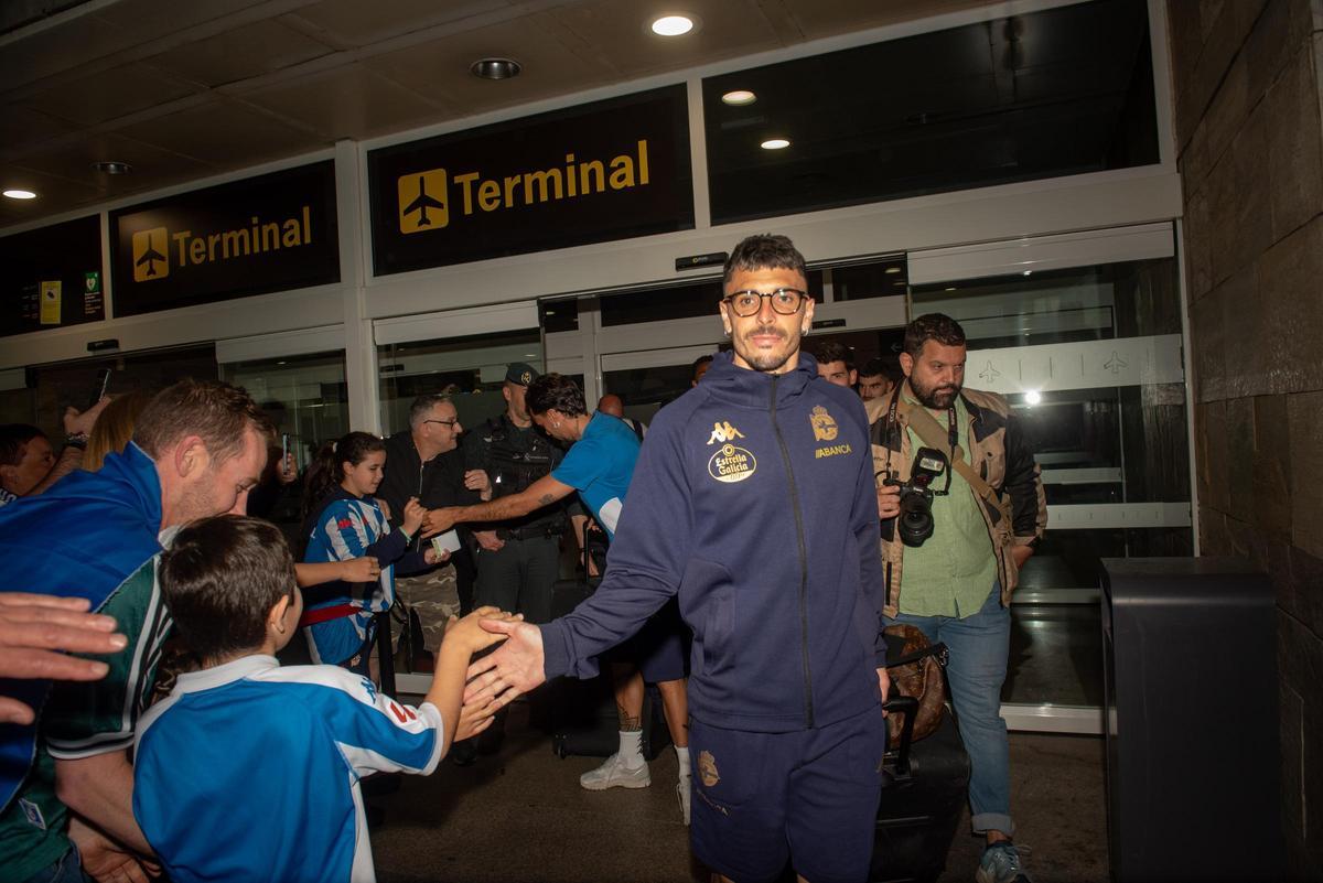 La afición acude en masa a Alvedro para recibir al Dépor tras la victoria en Cádiz