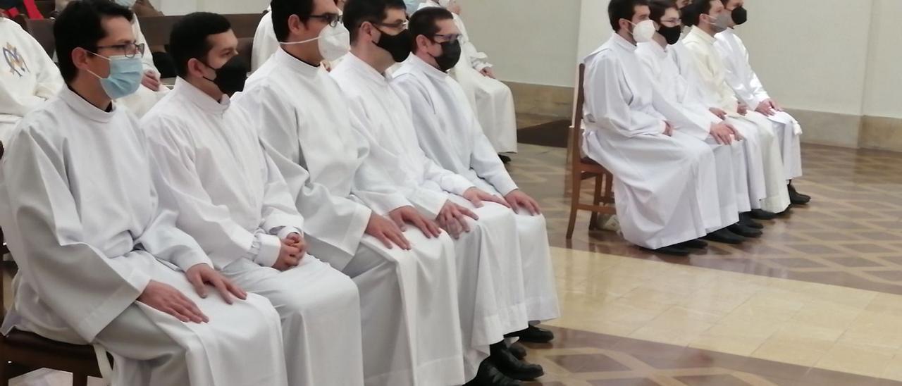 Los diez jóvenes, durante el rito del acolitado, este lunes, en la Capilla Mayor del Seminario Metropolitano. | C. P.