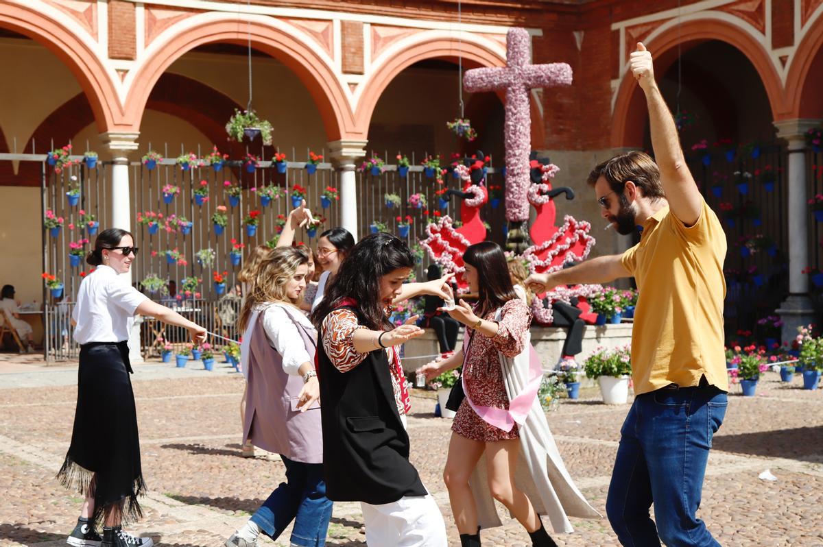 Baile en una cruz de mayo cordobesa.