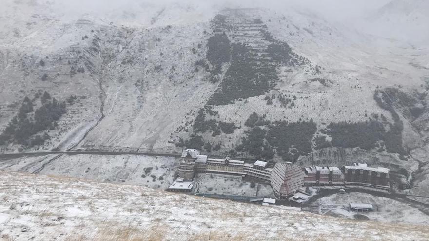 La primera y «tempranera» nevada tiñe de blanco el Pirineo Aragonés