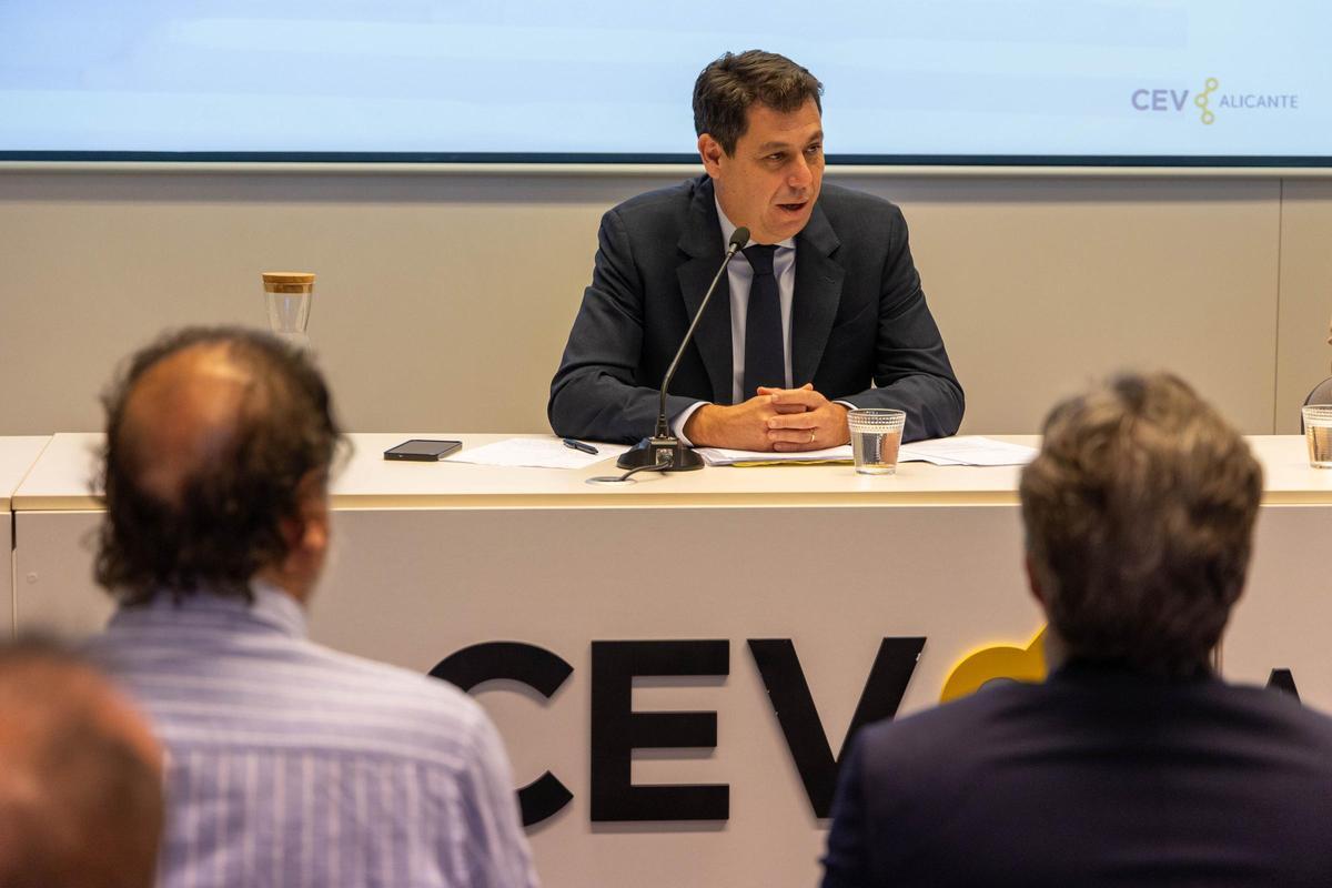 César Quintanilla salta de la lista de CEV y entraráen la Cámara por el cupo de aportaciones voluntarias.