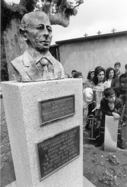 Acto de inauguración de un busto de Xesús Ferro Couselo como &quot;Hijo Predilecto&quot; del Concello de Valga, en 1996.