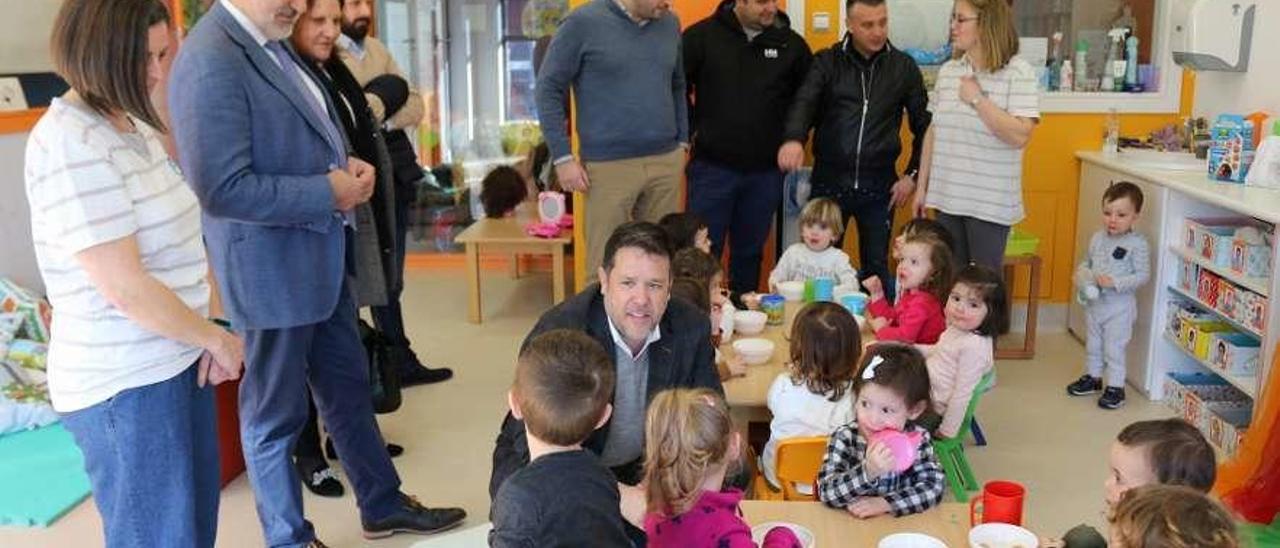 Cubela, Rodríguez y Cores, durante la visita a la nueva unidad de A Galiña Azul de Tenorio. // FdV