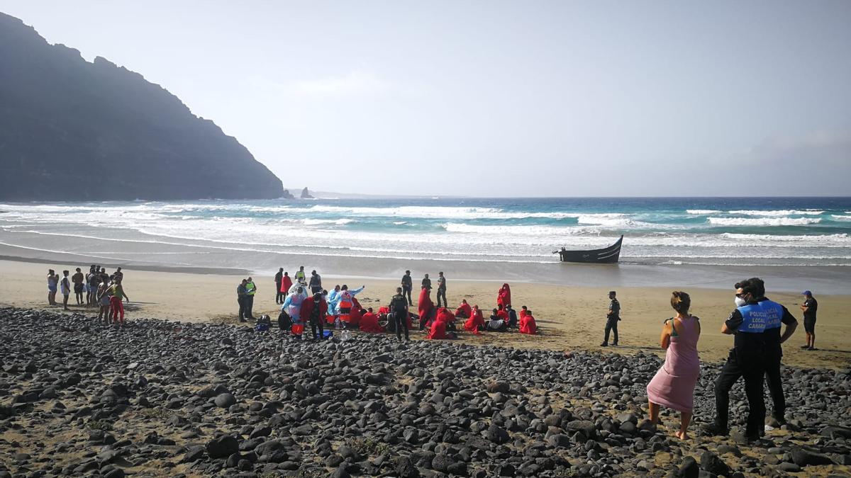 Llega una patera a una playa de Lanzarote