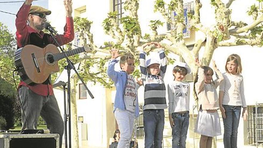 Un tarde de fiesta entre azahar y la ‘Lledonera’