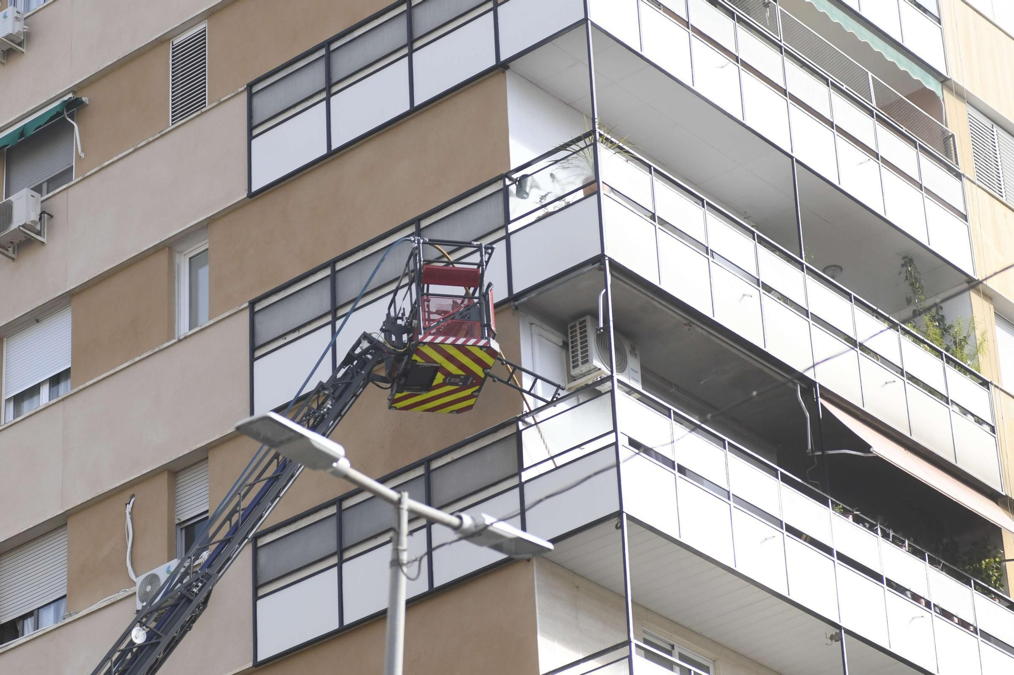 El incendio de un edificio en la Plaza Condestable, en imágenes