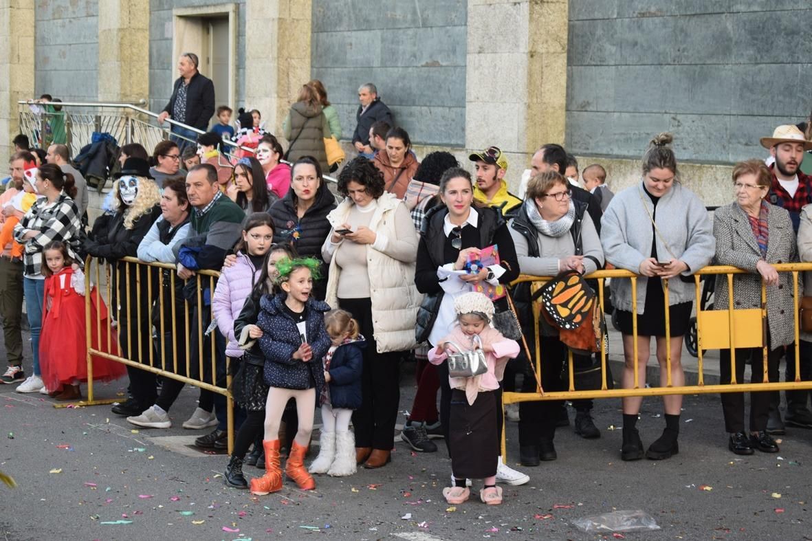 Asistentes al desfile de disfraces del Concello de Valga.