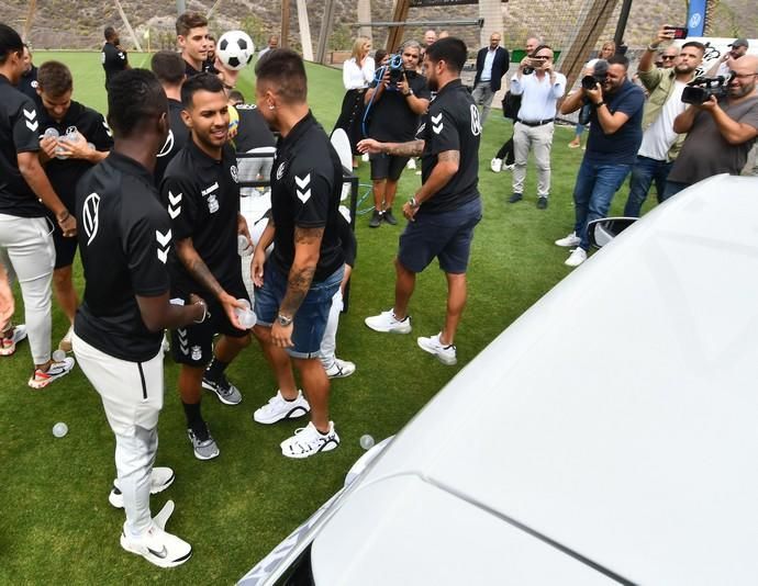 17/09/2019 LAS PALMAS DE GRAN CANARIA.  Entrega de coches Volkswagen a los jugadores de la UD Las Palmas.  Fotógrafa: YAIZA SOCORRO.  | 17/09/2019 | Fotógrafo: Yaiza Socorro