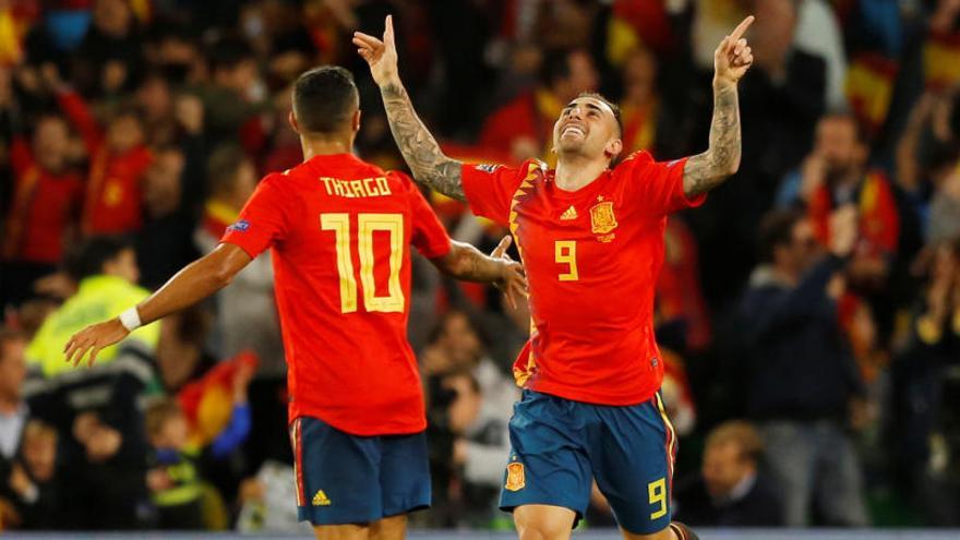 Alcácer celebra un gol con España | Reuters/ M. Del Pozo