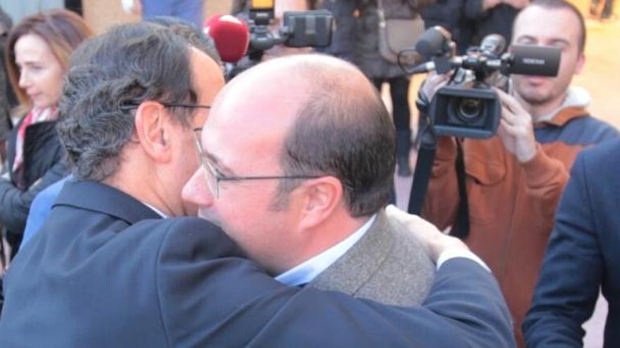 Miguel Ángel Cámara se funde en un abrazo con Pedro Antonio Sánchez.