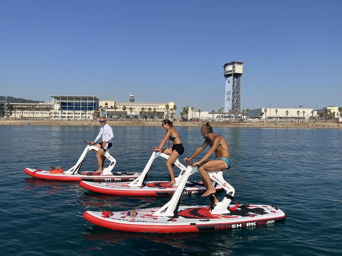 Bikesurf, las nuevas bicis acuáticas  surfean en la playa de la Barceloneta