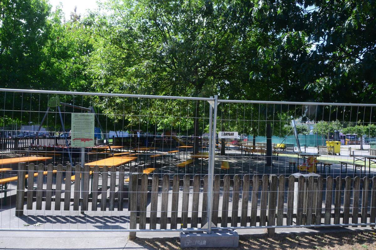 Parque infantil de As Lagoas acotado para el uso del SonRías Baixas, antes de ser retiradas las vallas, mesas y sillas.