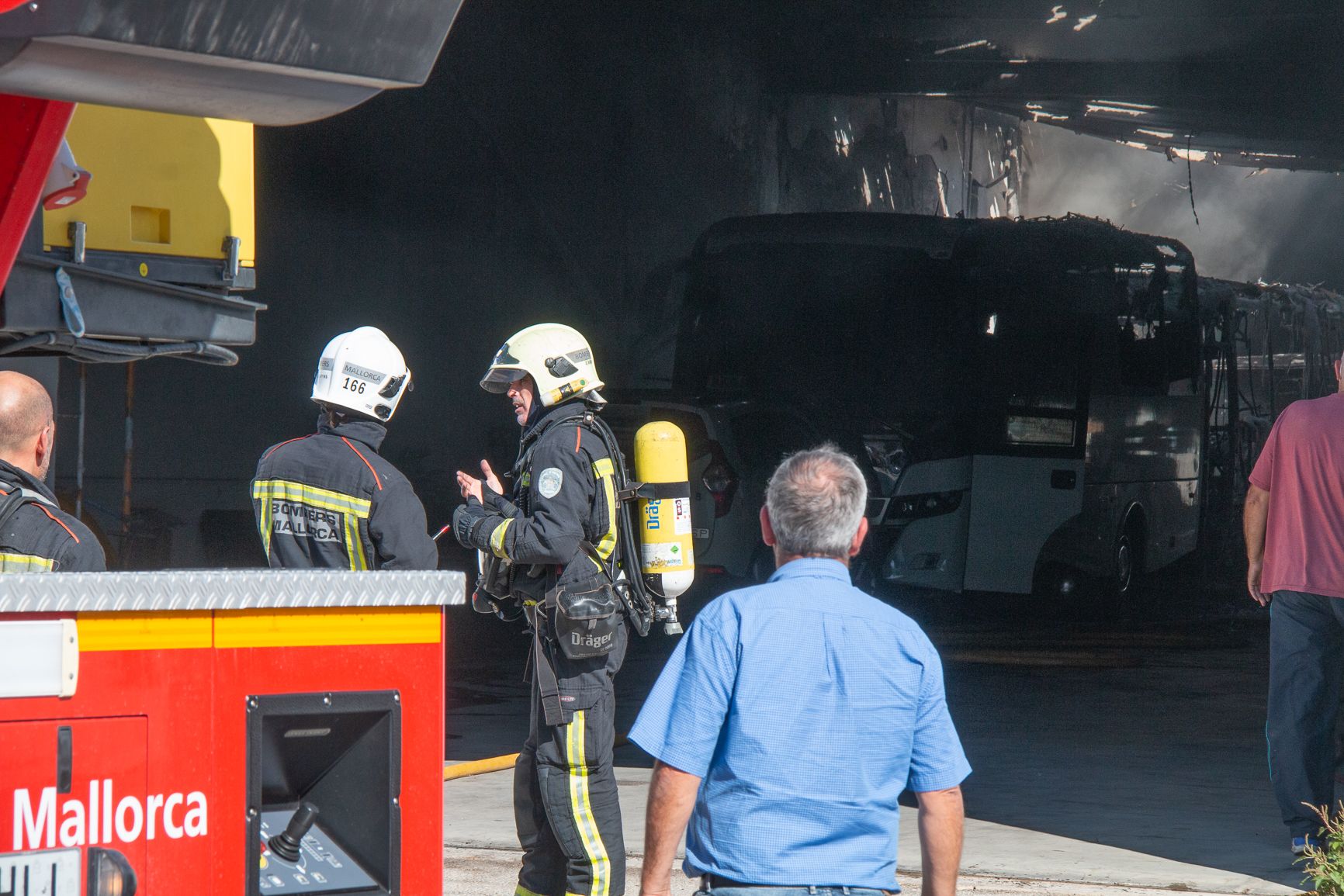 21 trabajadores intoxicados en el incendio en un hangar de autobuses de Andratx