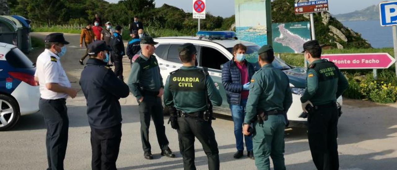 La Guardia Civil habla con el patrón mayor de Cangas durante el conflicto del año pasado en la Costa da Vela. |   // SANTOS ÁLVAREZ