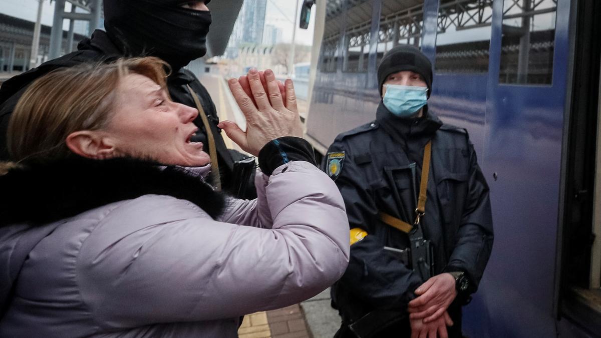 Una mujer, en plena evacuación de ucranianos de Kiev.