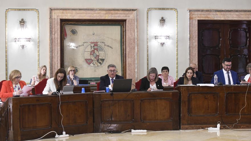 El déficit se reduce a la mitad &quot;a costa de desmantelar servicios&quot; en Murcia