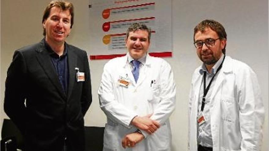 D&#039;esquerra a dreta, els doctors Javier Menéndez, Joaquim Bosch i Joan Brunet, ahir a l&#039;ICO.