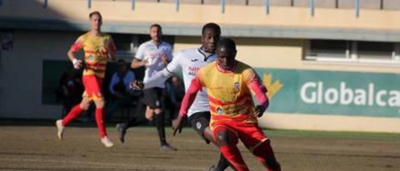 El central camerunés Franck Fomeyem durante el partido de ayer.