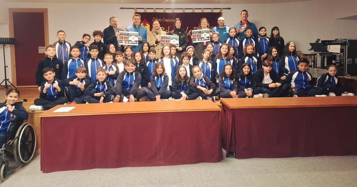 Alumnos del colegio Ruta de la Plata durante la presentación de la colaboración