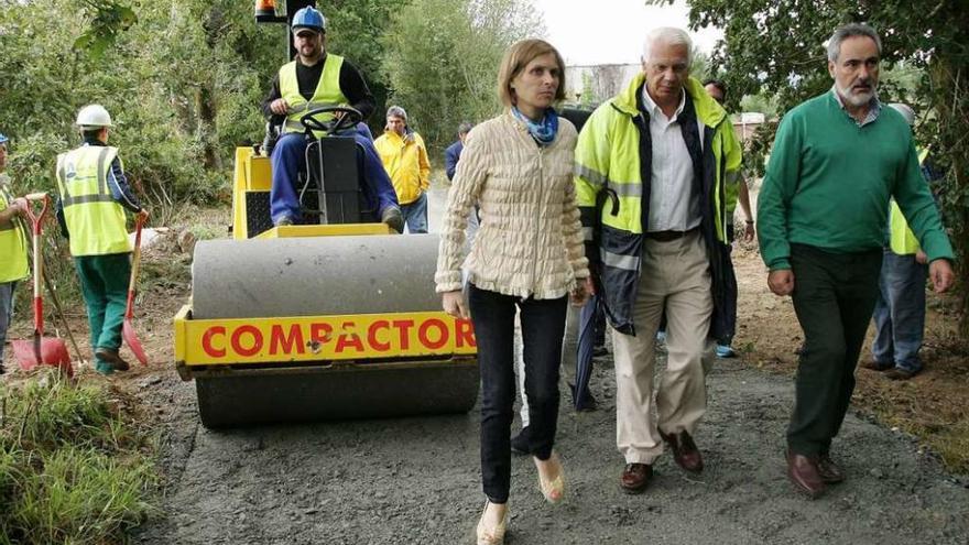 Imagen de la visita realizada ayer a las obras en el Concello de A Estrada. // Bernabé/Cris M.V.