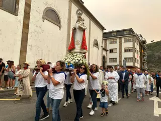En imágenes: la procesión de la virgen del Rosario en Luarca
