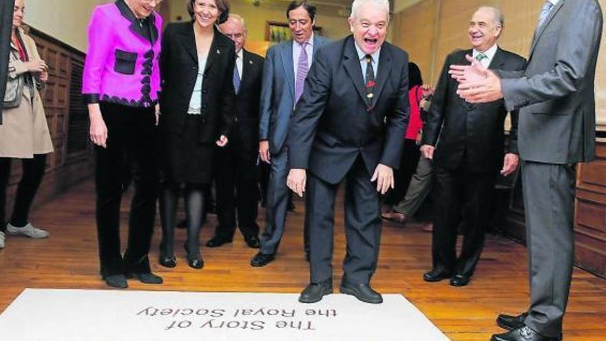 Paul Nurse bromea con el comisario de la exposición, Armando Menéndez (derecha), a su llegada a la Universidad.