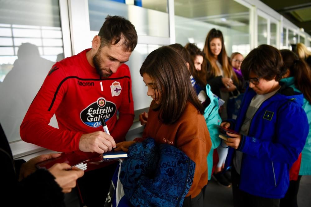 Alumnos del centro escolar visitan el estadio de Riazor y conocen a los jugadores del Deportivo en la segunda edición del programa de LA OPINIÓN que fomenta los valores deportivistas.