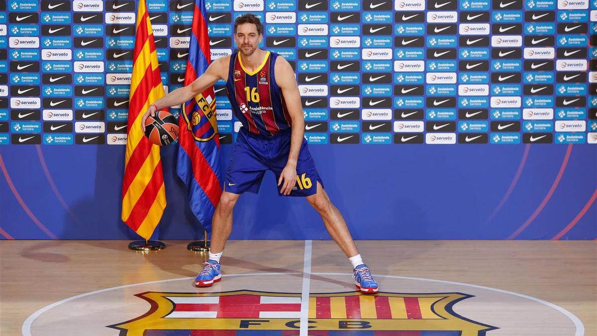 Pau se vistió de corto con su nueva camiseta oficial