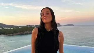 Victoria Federica posa con el mar de Ibiza de fondo en Instagram