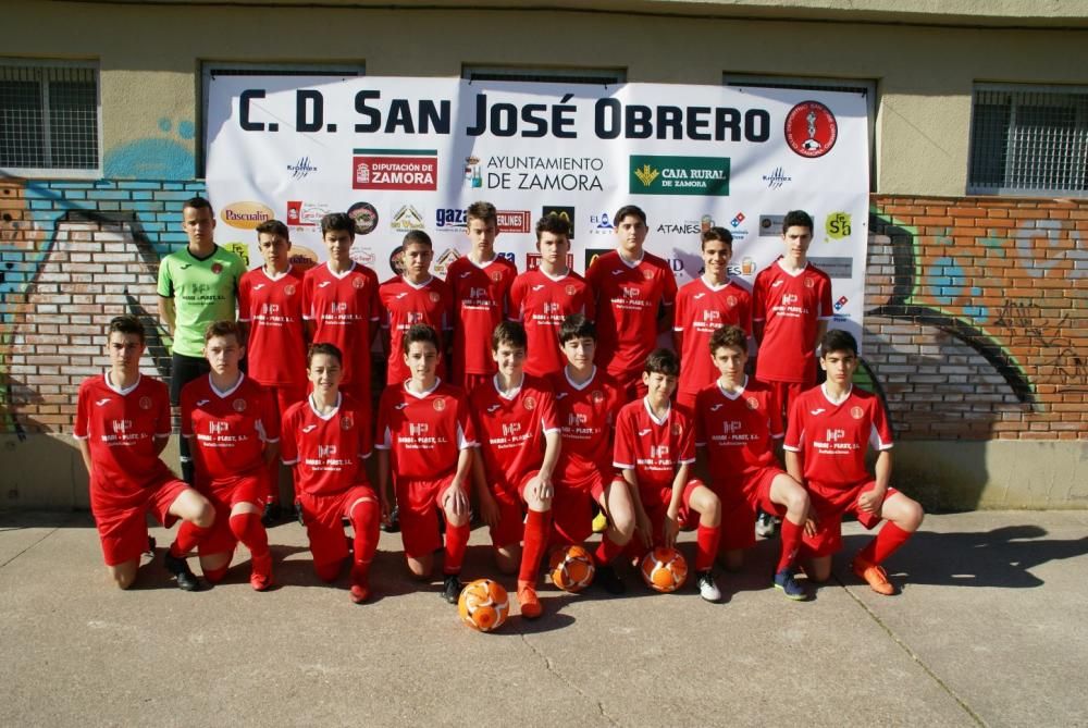 Los jugadores recogen sus medallas y trofeos.