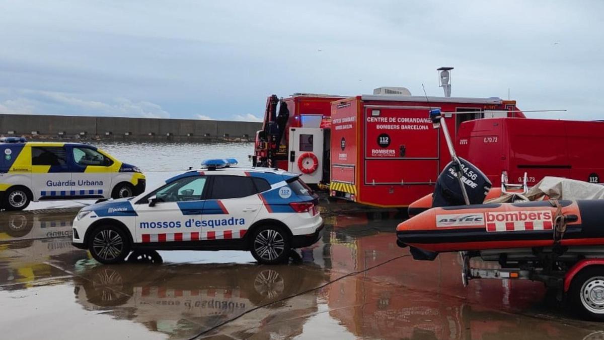 Vehicles de la Guàrdia Urbana de Barcelona, els Mossos d'Esquadra, els Bombers de Barcelona i els de la Generalitat durant un dispositiu de salvament al mar
