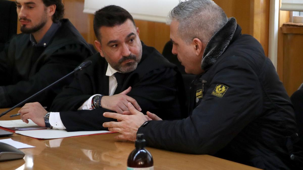 El acusado de matar a su padre hablando con su abogado