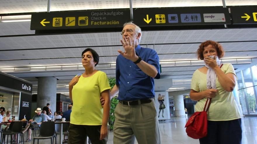 Jordi Folgado,presidente de la Fundación Vicente Ferrer, junto a dos de las víctimas del accidente.