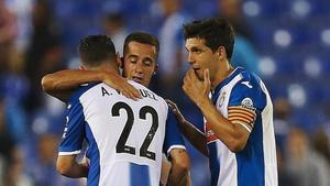 El capitán del Espanyol, Javi López, saluda a su excompañero, Lucas Vázquez.