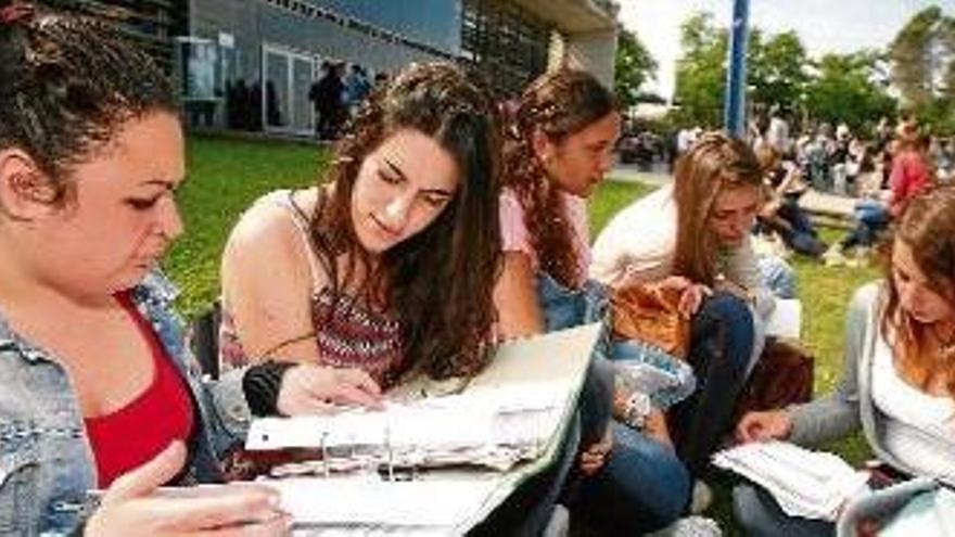 Estudiants gironines repassant apunts entre prova i prova de la selectivitat, l&#039;11 de juny a la Facultat de Ciències.