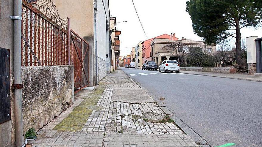 Faran les voreres noves i renovaran la llum al carrer del Mar de Castelló