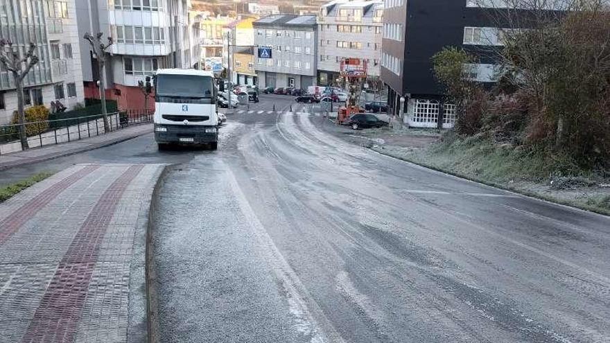 Vista del tramo en el que se formaron las placas de hielo y donde los coches se salieron de la carretera.