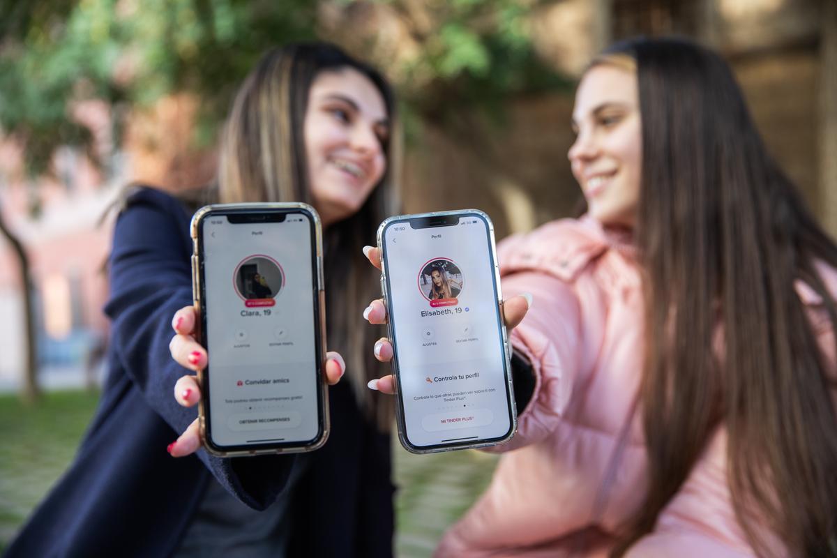 Clara y Elisabet, usuarias de Tinder, muestran su perfil de la aplicación.