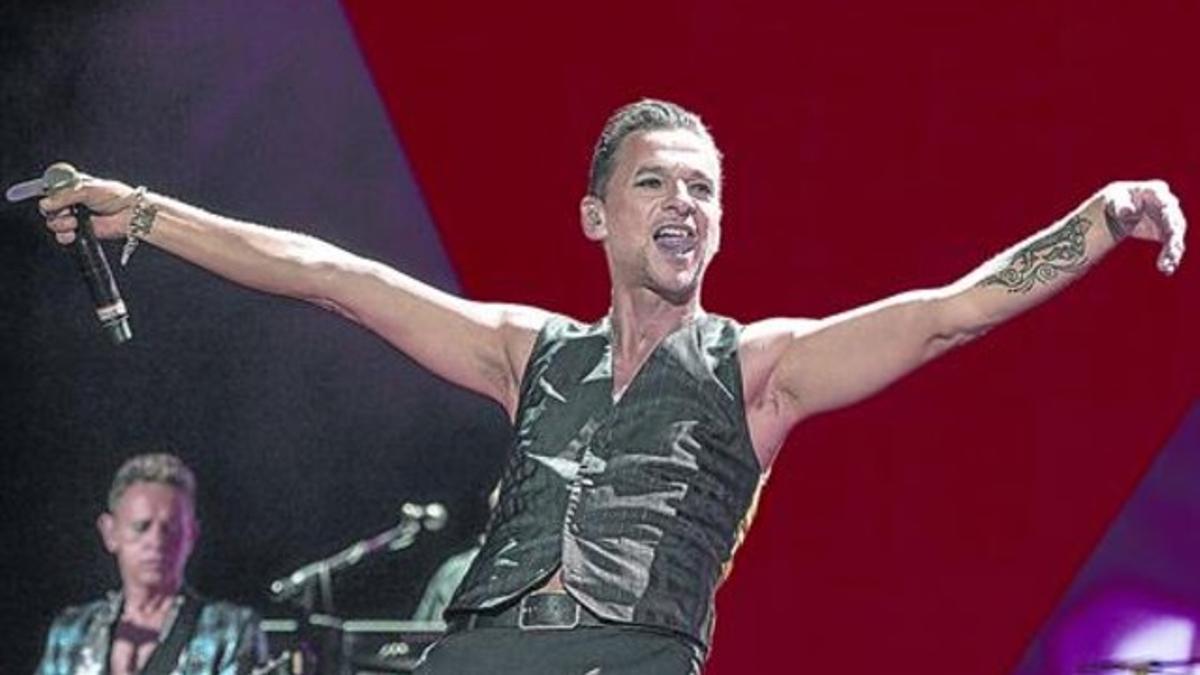 Dave Gahan, durante el concierto de Depeche Mode, anoche en el Sant Jordi.