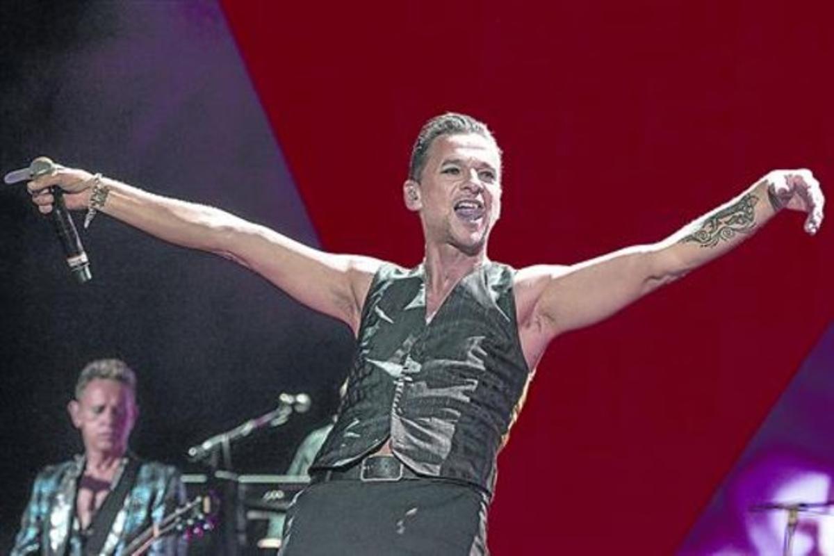 Dave Gahan, durant el concert de Depeche Mode, ahir a la nit al Sant Jordi.