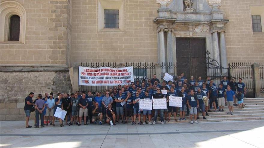 Los bomberos interinos de Badajoz reclaman convertirse en laborales indefinidos