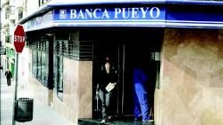 Dos hombres roban con pistolas 30.000 euros de la Banca Pueyo