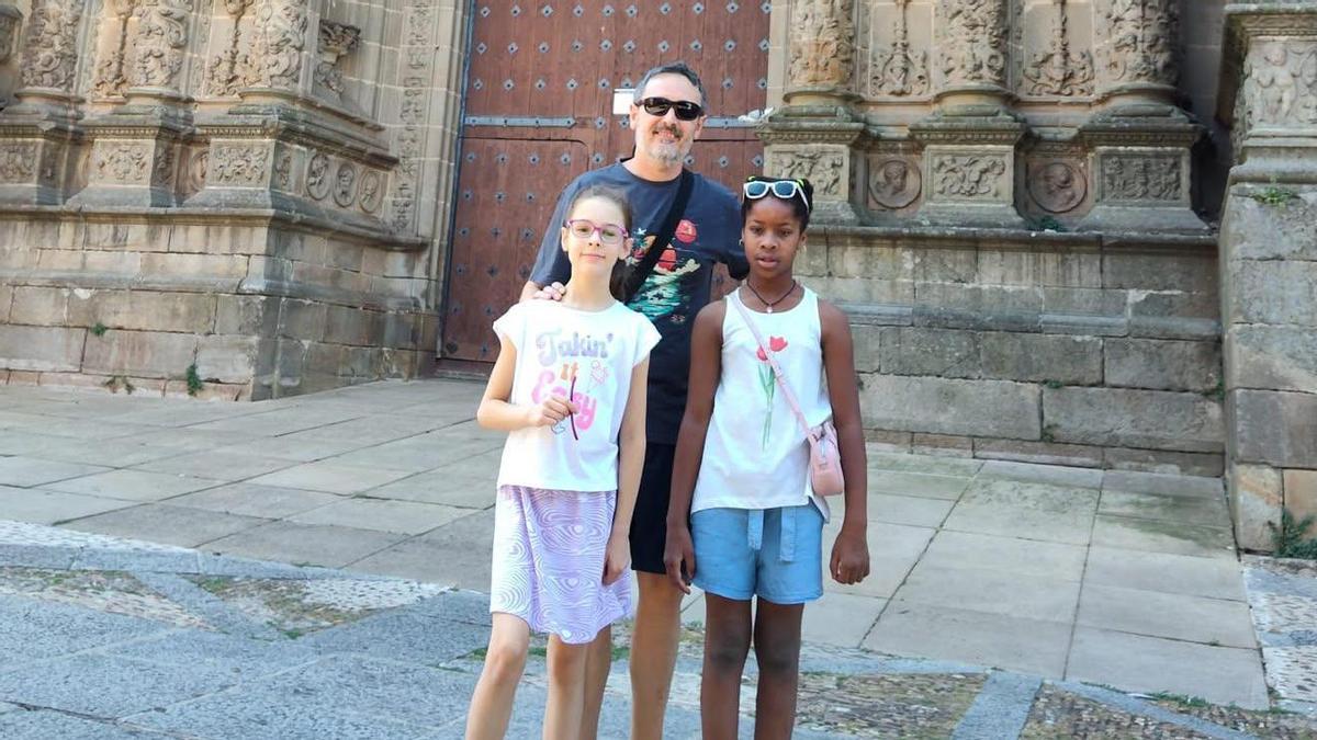 Imagen de Pedro junto a su hija y la niña que han acogido en el programa 'Vacaciones en paz'.